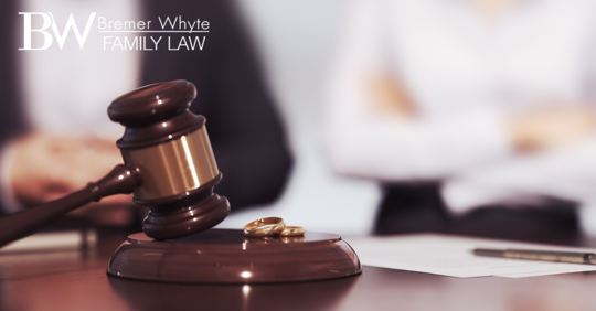 Image of couple divorcing and courtroom gavel